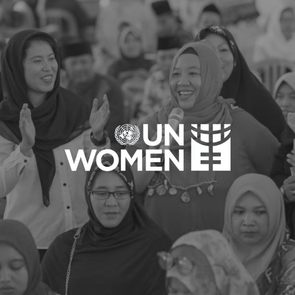 UN Women logo foran muslimske kvinder der smiler