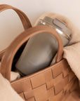 CUP2GO 380ml i Dusty Brown fra AYA&IDA i en taske