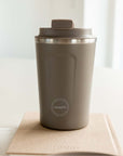 CUP2GO 380ml i Dusty Brown fra AYA&IDA på en bog