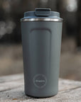 CUP2GO i 500ml fra AYA&IDA i Dark Grey på bord