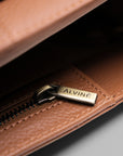 Close up af lynlås med ALVINÉ logo indeni en Cognac CC Arbejdstaske