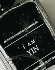 I AM Yin på et bord