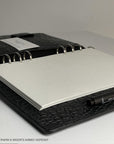 Planner med papir og inserts set fra siden