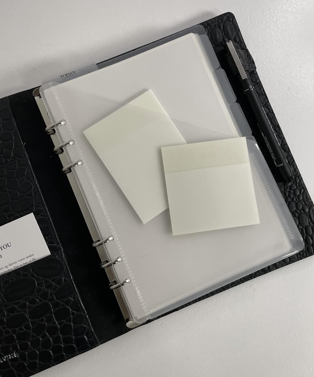Diagonal lomme med sticky notes i ALVINÉ Planner