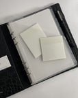 Diagonal lomme med sticky notes i ALVINÉ Planner
