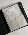 Diagonal lomme med sticky notes i ALVINÉ Planner