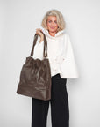 RC Bucket Bag i Espresso læder i hånden på Josefine Dolly