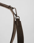 Nærbillede af crossbody strop i espresso til The Ruffle Collection taskerne