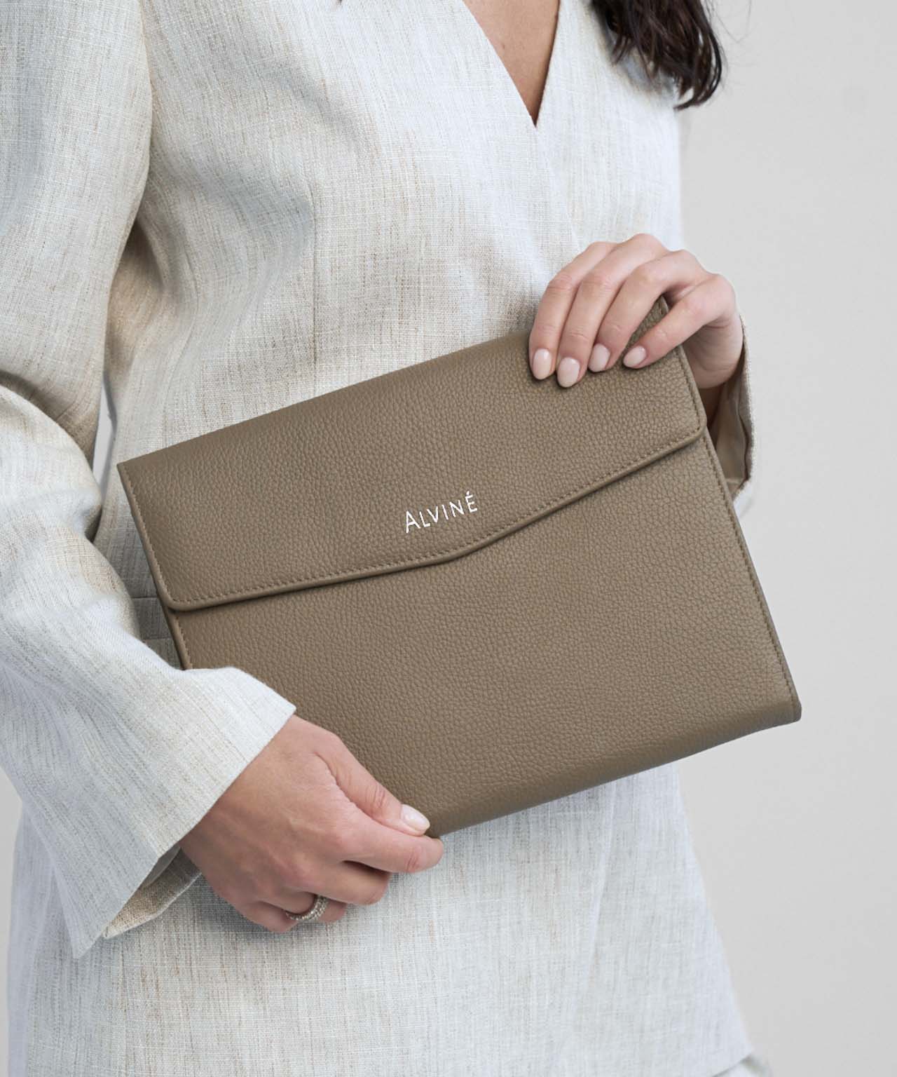 Organizer A5 fra The Business Collection i Latte på model