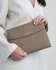 Organizer A5 fra The Business Collection i Latte på model