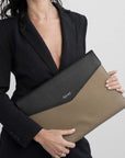 Sleeve Organizer A4 fra The Business Collection i Sort/Latte på model