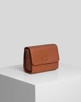 Pouch i cognac farve fra The Classic Collection på pedistal