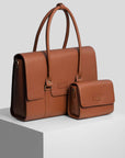 Arbejdstaske og Pouch i cognac farve fra The Classic Collection på pedistal