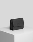 Pouch i sort farve fra The Classic Collection på pedistal