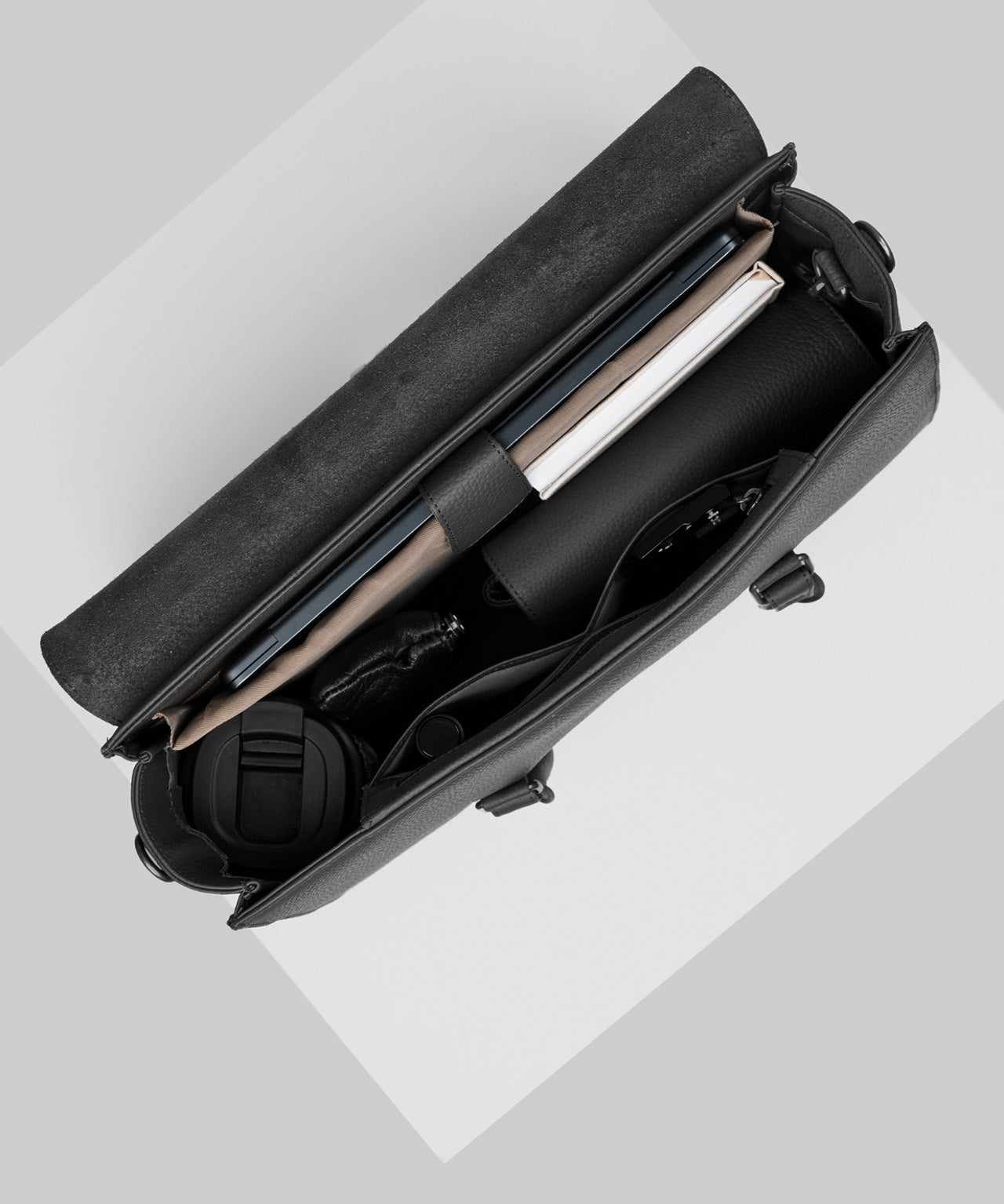 CC Arbejdstaske i Sort læder set ovenfra med indhold som f.eks. to-go kop, laptop og CC Pouch i sort