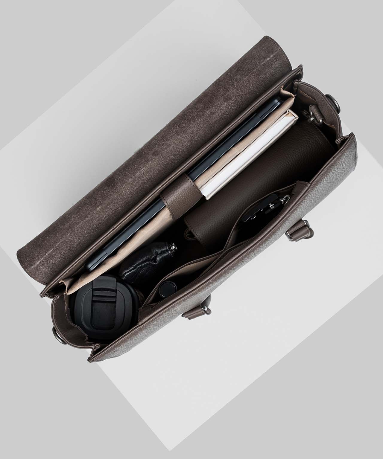 CC Arbejdstaske i Espresso læder set ovenfra og ned i tasken med essentials som f.eks. to-go kop, laptop og CC Pouch