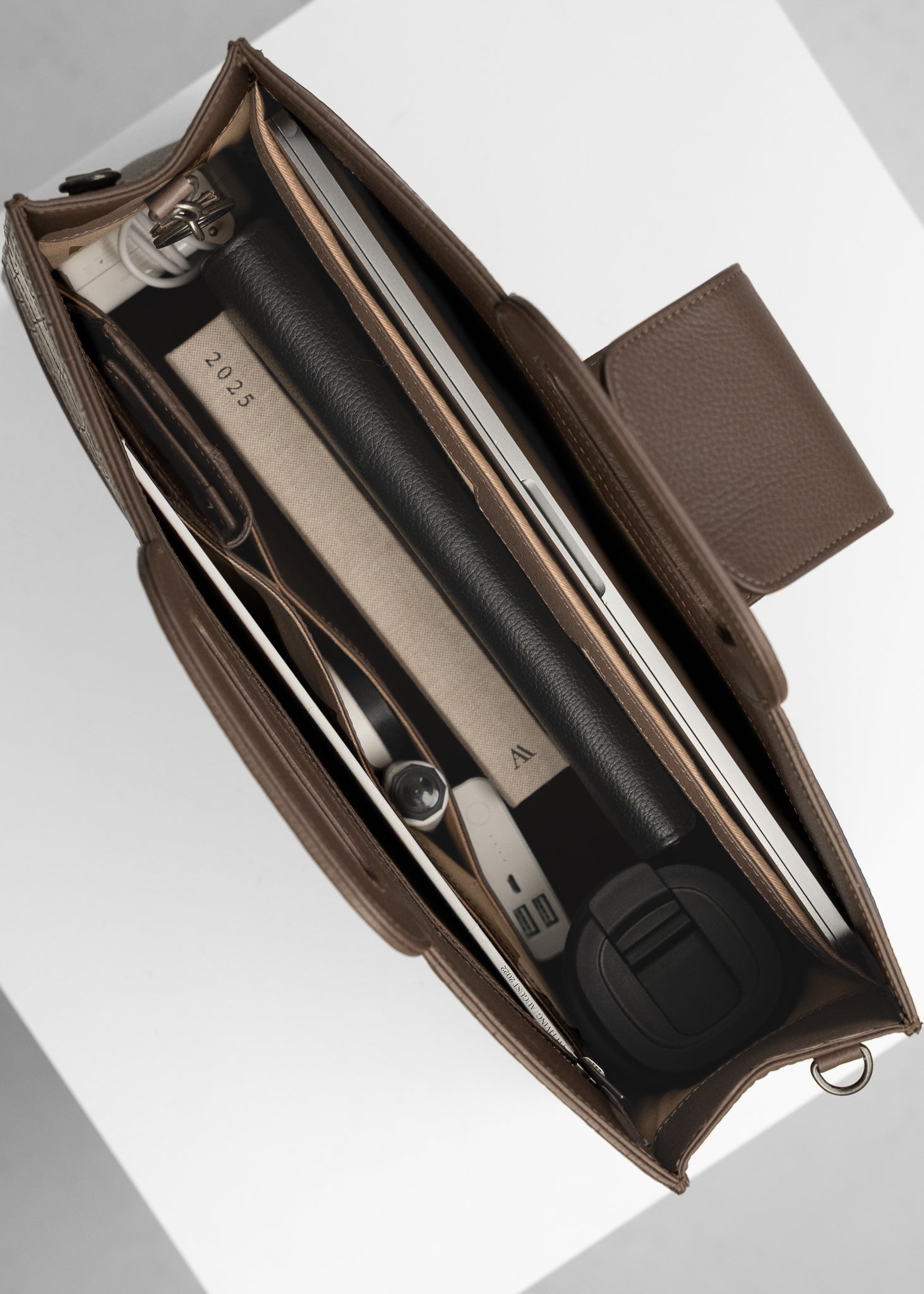 VGC Arbejdstaske i Espresso læder med krokodillestruktur set oppefra og ned i tasken, med Essentials som f.eks. laptop, to-go kop og BC Organizer A5 i sort læder