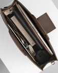 VGC Arbejdstaske i Espresso læder med krokodillestruktur set oppefra og ned i tasken, med Essentials som f.eks. laptop, to-go kop og BC Organizer A5 i sort læder
