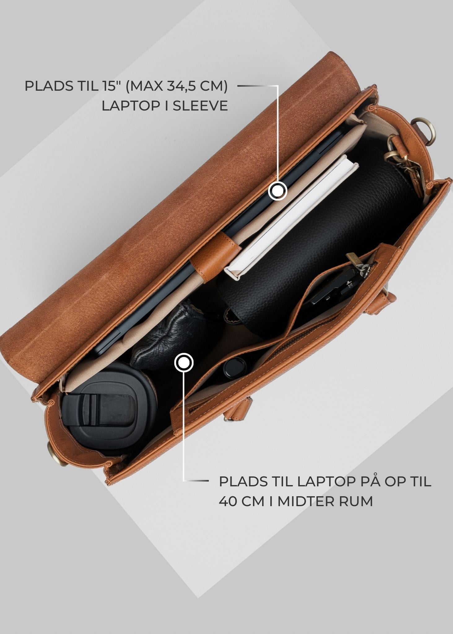 CC Arbejdstaske i Cognac læder set ovenfra, med tilhørende tekst om hvor stor laptop den kan indeholde i dedikeret rum og i åbent rum.