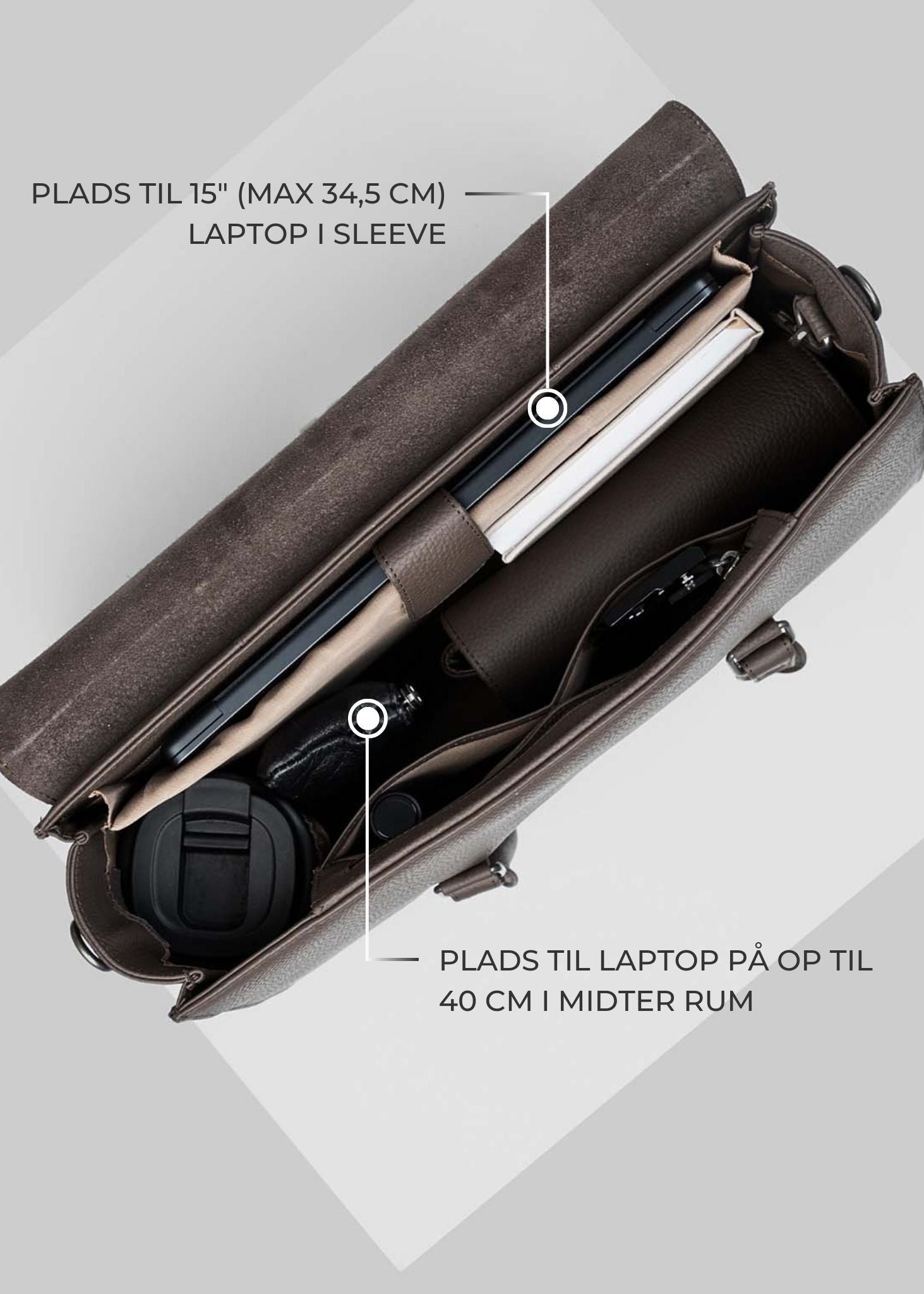 CC Arbejdstaske i Espresso læder set ovenfra, med tilhørende tekst om hvor stor laptop den kan indeholde i dedikeret rum og i åbent rum.