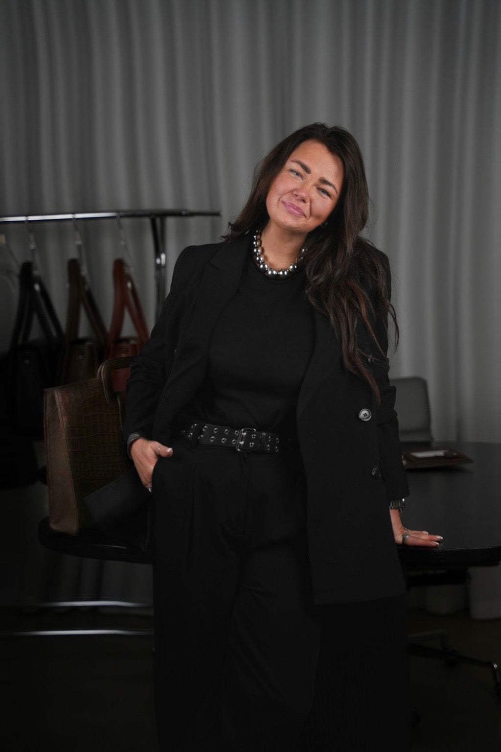 Founder af ALVINÉ, Louise der smiler ind i kameraet