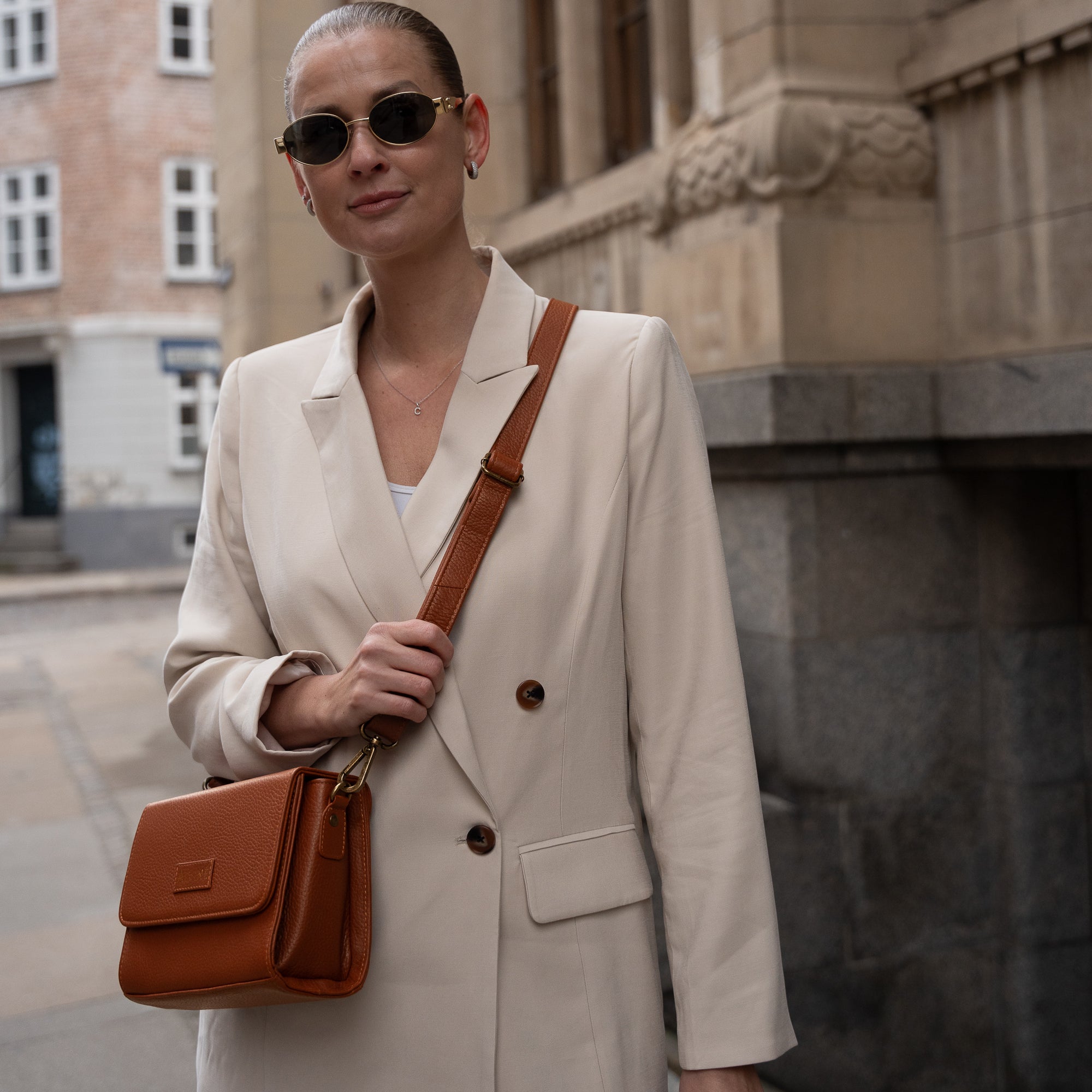 CC Clutch som crossbody på kvinde