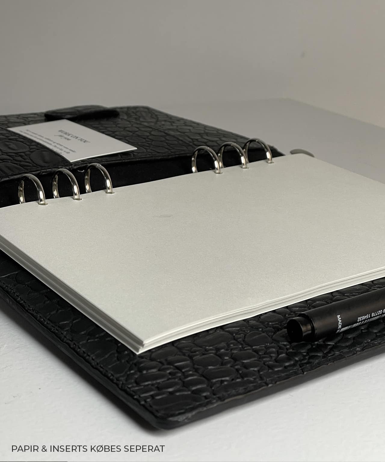 Planner med papir og inserts set fra siden