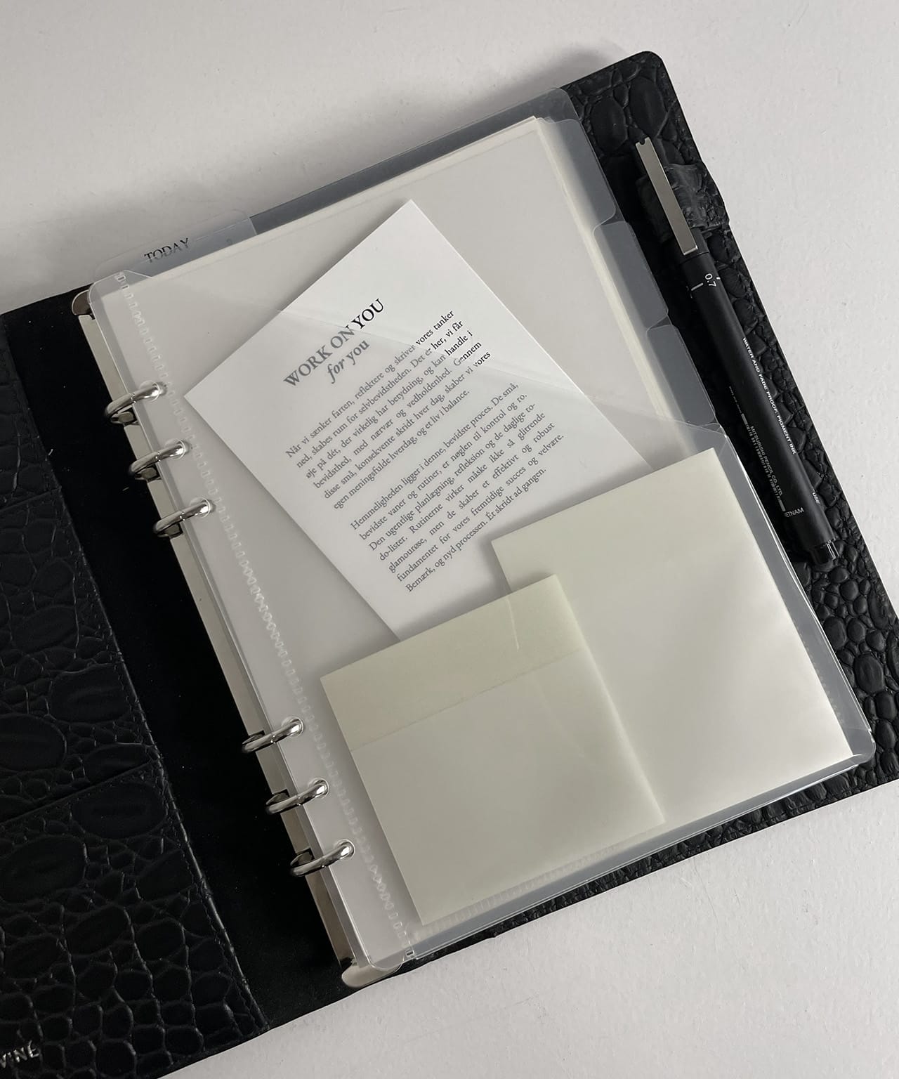 Diagonal lomme med sticky notes i ALVINÉ Planner