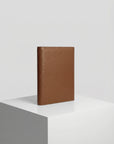 stående Planner Case i Cognac læder på pedestal