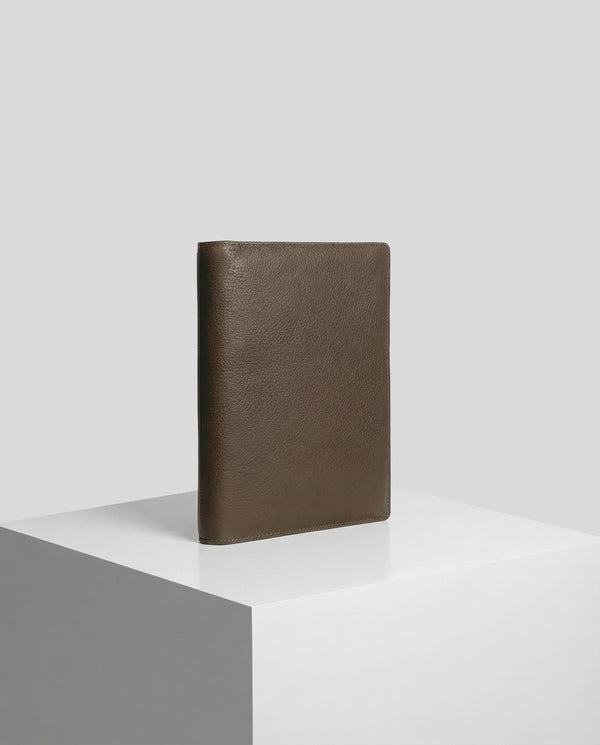 stående Planner Case i Espresso læder på pedestal