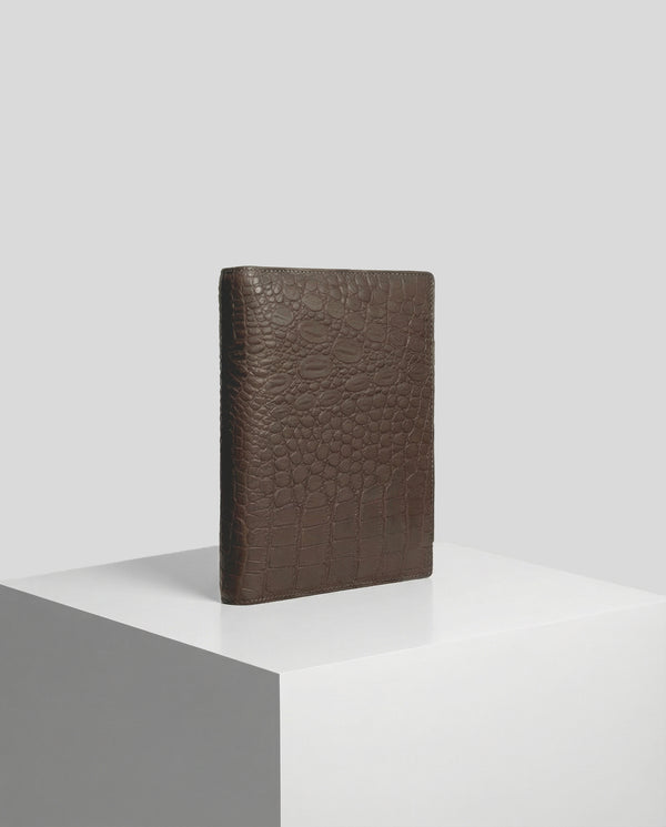 stående Planner Case i Espresso croc læder på pedestal