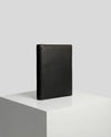 stående Planner Case i Sort læder på pedestal