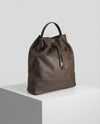 RC Bucket Bag Arbejdstaske i Espresso læder på pedestal