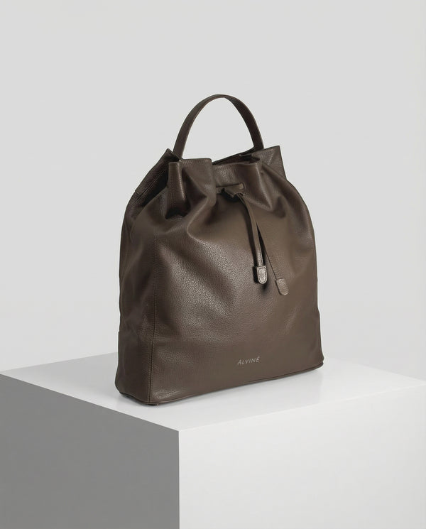 RC Bucket Bag Arbejdstaske i Espresso læder på pedestal