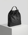 RC Bucket Bag Arbejdstaske i Sort læder på pedestal