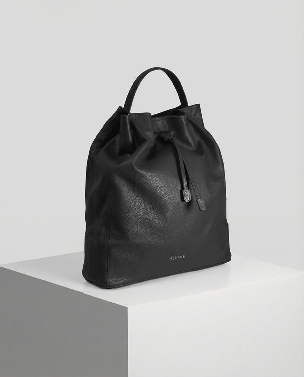 RC Bucket Bag Arbejdstaske i Sort læder på pedestal