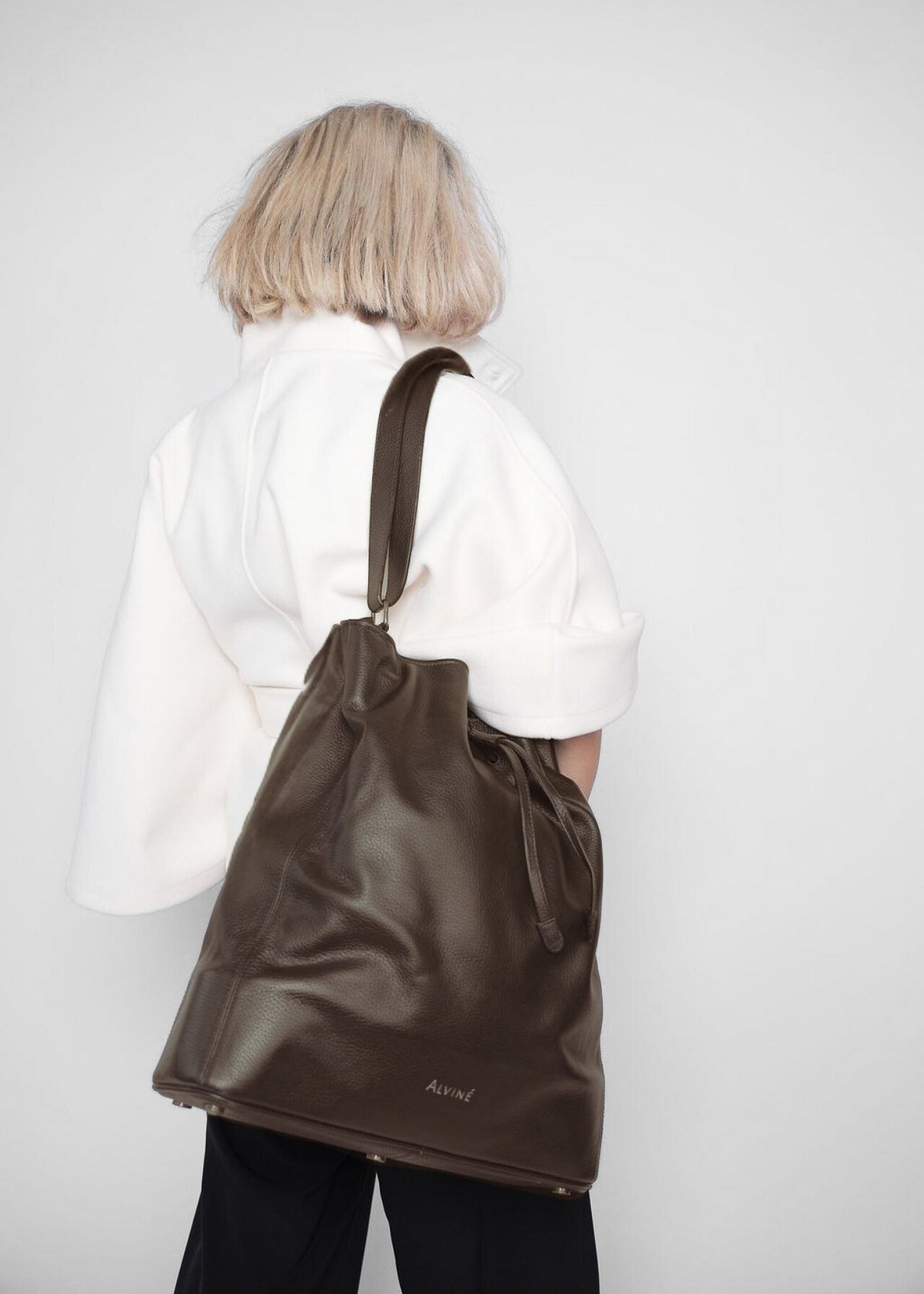 RC Bucket Bag i Espresso læder over skulderen på Josefine Dolly