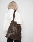 RC Bucket Bag i Espresso læder over skulderen på Josefine Dolly