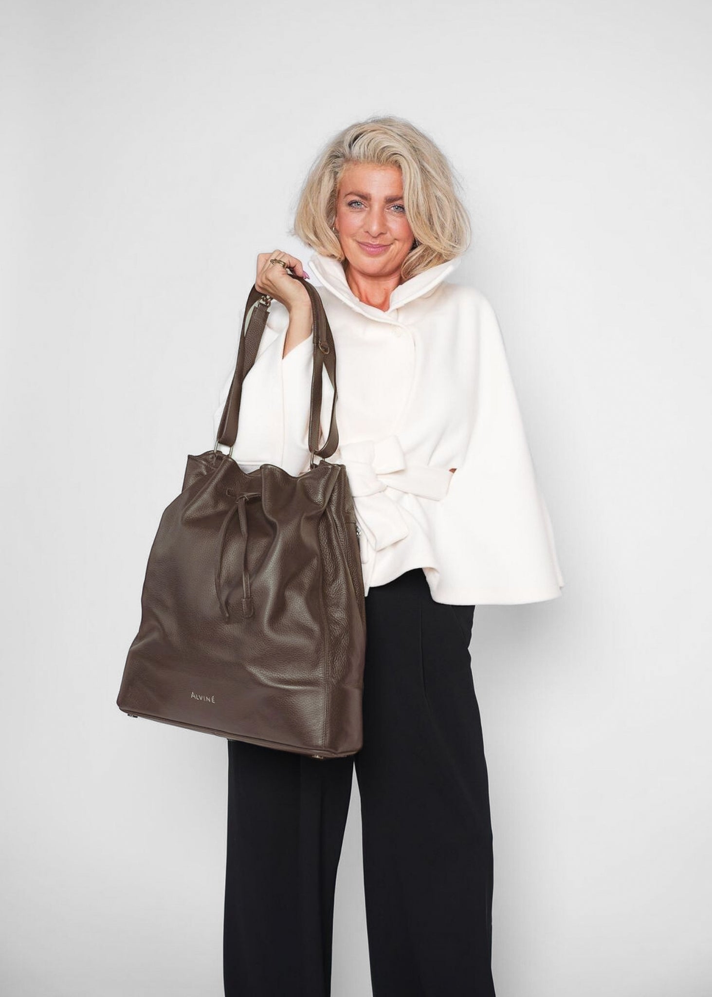 RC Bucket Bag i Espresso læder i hånden på Josefine Dolly