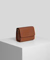 CC Clutch i cognac læder på pedestal