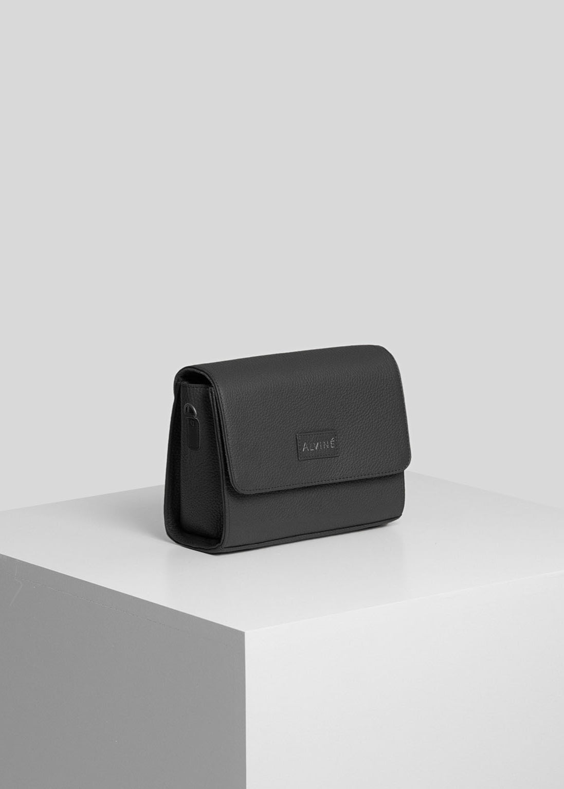 CC Clutch i sort læder fra The Classic Collection på pedestal