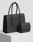 Arbejdstaske og Clutch i sort læder fra The Classic Collection på pedestal
