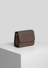 CC Clutch i espresso læder fra The Classic Collection på pedestal