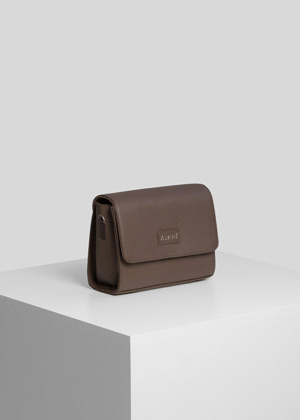 CC Clutch i espresso læder fra The Classic Collection på pedestal