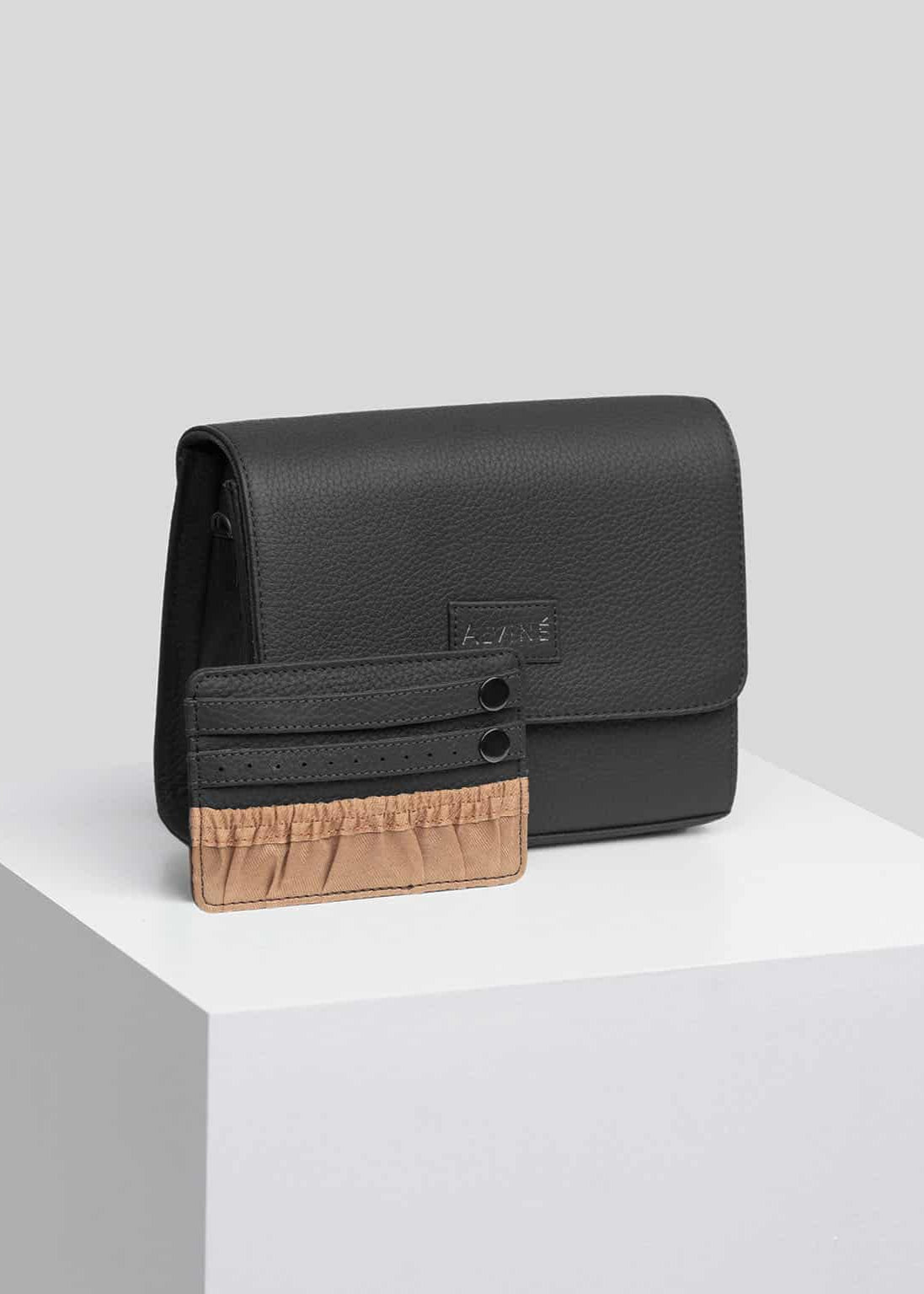 Pouch med smykkeholder i sort