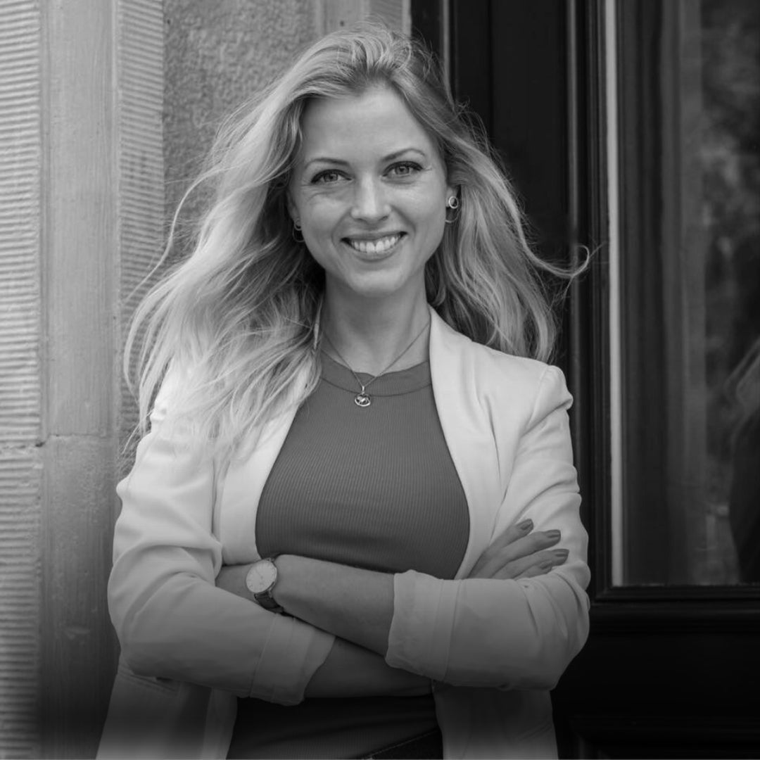 Vickie Westen med foldede arme og stort smil der kigger ind i kameraet