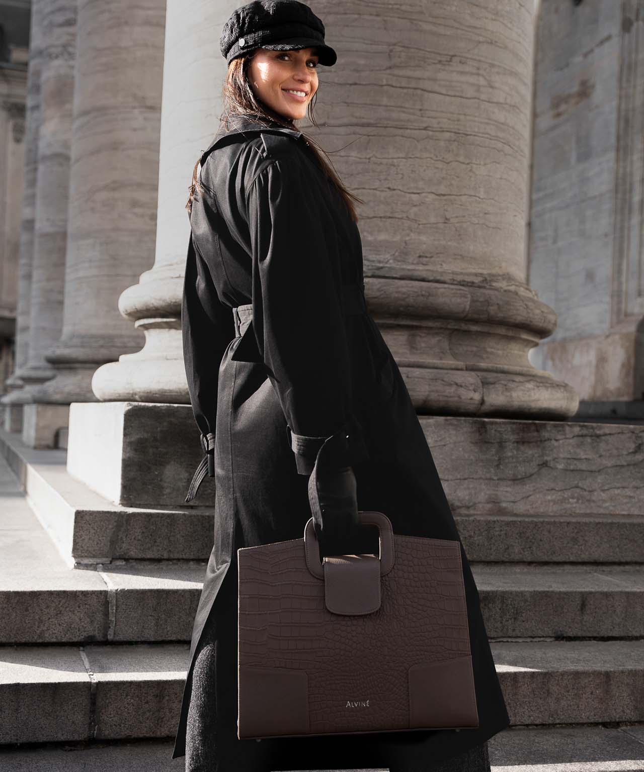 VGC Arbejdstaske i Espresso i hånden på kvinde