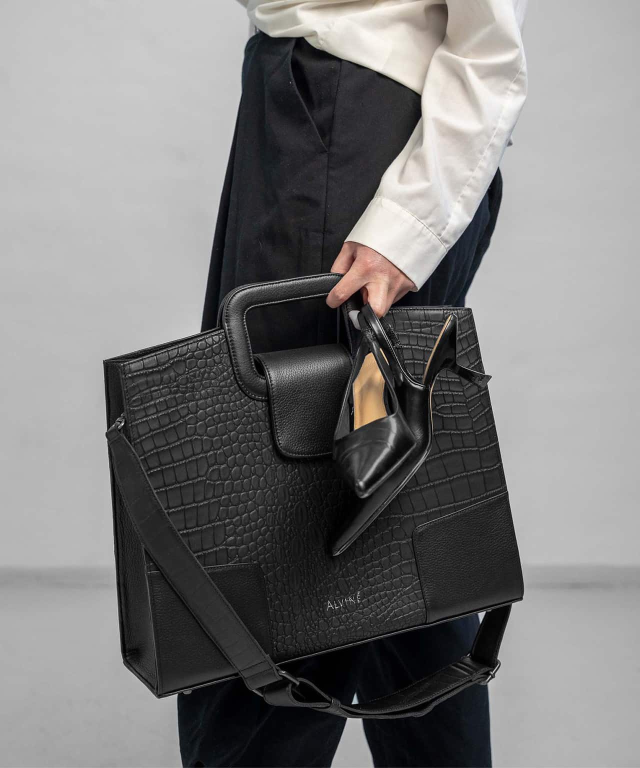 Arbejdstaske i Sort fra The Vanguard Collection i hånden på model